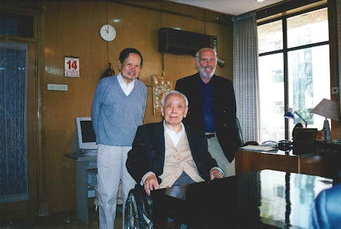 Chen-Ning Yang, Jim Simons and Shiing-Shen Chern pose for a photo in a room at University in Beijing.